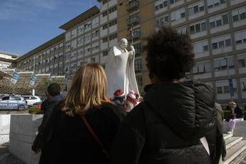 Papa Francesco ricoverato, i medici del Gemelli: “Non è fuori pericolo”