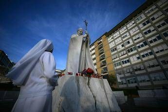 Papa, Vaticano: “Notte trascorsa bene, stamani si è alzato e ha fatto colazione”