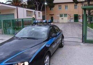 Pescara protesta in carcere dopo suicidio detenuti sul tetto e materassi in fiamme