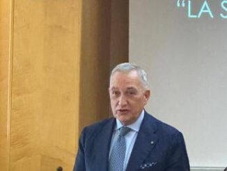 Sanremo 2025 Vaia Applausi per Conti sul palco temi importanti che sono specchio del Paese