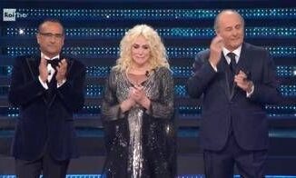 Sanremo 2025 il tributo a Frizzi Clerici e Scotti in lacrime