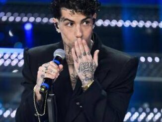 Tony Effe, finale a Sanremo 2025 con il rosario d'oro 4 Tony Effe finale a Sanremo 2025 con il rosario doro