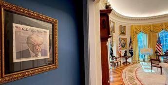 Trump incornicia la sua foto segnaletica e la espone alla Casa Bianca – Video