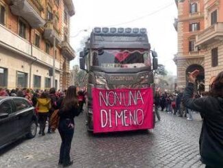 8 marzo in migliaia al corteo di Roma Contro la violenza patriarcale
