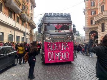 8 marzo, in migliaia al corteo di Roma: “Contro la violenza patriarcale”
