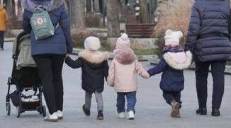 Ai figli solo il cognome della madre la proposta di Franceschini