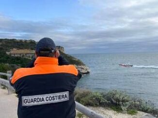 Cagliari donna trovata morta in mare si cerca il fidanzato