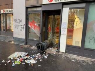 Corteo Dax Milano momenti di tensione vandalizzata sede UniCredit