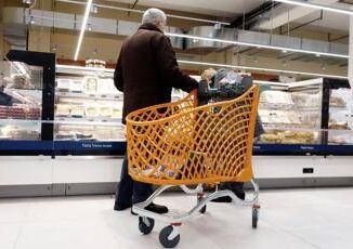 Fabriano 72enne povero e incensurato ruba cibo al supermercato i carabinieri gli fanno la spesa