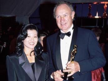 Gene Hackman non sentiva i familiari da mesi: l’indagine sulla morte