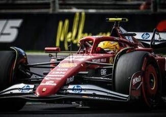 Hamilton inizio da incubo e testacoda. Poi si lamenta in radio Video