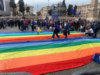 Manifestazione per lEuropa oggi a Roma folla e bandiere Ue in piazza del Popolo