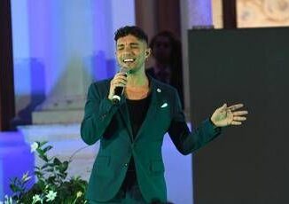 Marco Carta a Verissimo chi e il cantante la vittoria a Sanremo il coming out e larresto alla Rinascente