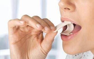 Masticare chewing gum rilascia microplastiche lo studio