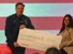 Musk consegna assegni da un milione di dollari a due elettori del Wisconsin perche