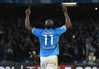Napoli Milan 2 1 gol di Politano e Lukaku Conte resta nella scia dellInter