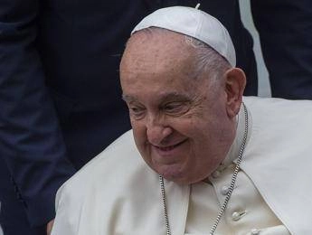 Papa Francesco, Vaticano: “Stazionario, lievi miglioramenti sulla parola”