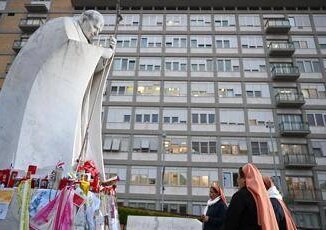 Papa Vaticano Stazionario lievi miglioramenti. Dimissioni da ospedale non imminenti
