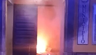 Paura a Salerno bomba contro portone del Municipio di Castel San Giorgio