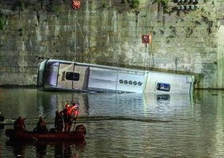 Pullman nel Po a Torino autopsia Lautista e morto per un malore