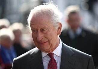 Re Carlo torna sorridente dopo la breve visita in ospedale