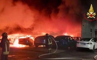 Roma incendio in concessionaria Tesla distrutte 17 auto