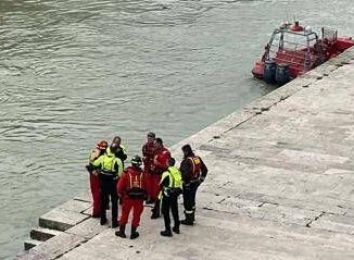 Roma ragazzino disperso nel Tevere ricerche in corso