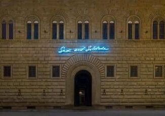 Sex and Solitude di Tracey Emin per la facciata di Palazzo Strozzi
