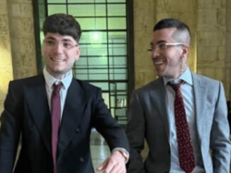 Shiva revocati gli arresti domiciliari il rapper festeggia in tribunale con Sfera Ebbasta