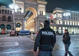 Sparatoria in centro a Milano ferito un 42enne si cercano due uomini