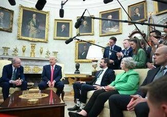 Trump stregato dai calzini di Vance Non riesco a concentrarmi Video