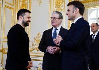 Ucraina al via a Parigi il vertice dei volenterosi. Lattacco di Mosca