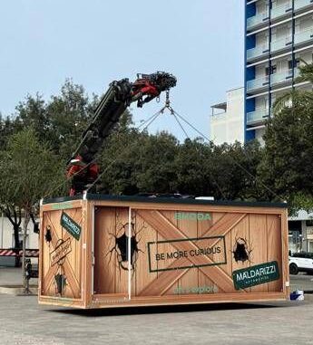Una gigantesca “Mistery Box” in centro a Lecce cattura l’attenzione dei passanti
