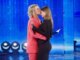 Alessandra Amoroso ad Amici labbraccio con Maria De Filippi e il bacio al pancione