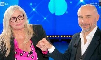 Andrea Rizzoli a Domenica In Un mese senza Eleonora Giorgi. Labbraccio con Mara Venier