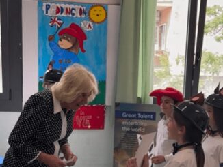 Camilla 'dona' Paddington agli studenti di Roma: chi è l'orsetto amato dai bimbi inglesi 1 Camilla dona Paddington agli studenti di Roma chi e lorsetto amato dai bimbi inglesi