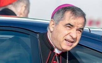 Conclave il cardinale Becciu verso il passo indietro
