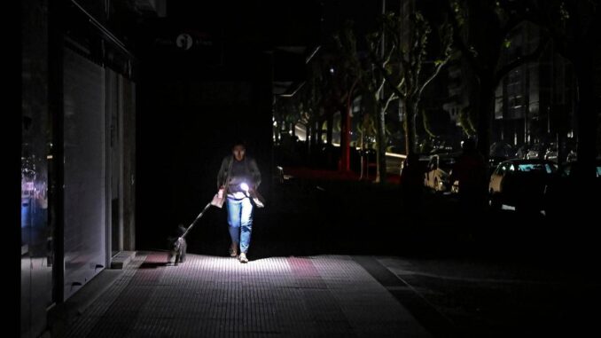 Energia, il blackout spinge i prezzi anche in Spagna: fine del ‘mito’ elettricità green a costo zero