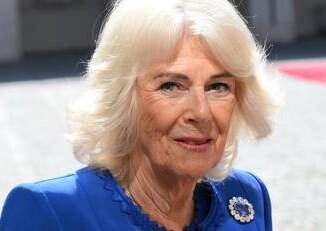 Il look della regina Camilla in Italia sobrieta e spille eredita di Elisabetta II