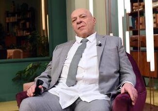 Mauro Coruzzi torna a casa come sta Platinette dopo il ricovero di un mese e mezzo in ospedale