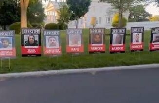 Migranti lultima trovata di Trump le foto sul prato della Casa Bianca