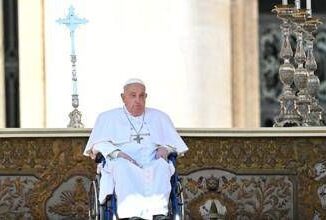 Papa Francesco a sorpresa nella basilica di San Pietro