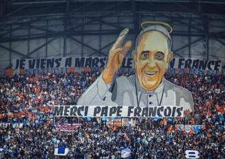 Papa Francesco lomaggio del Marsiglia coreografia da brividi al Velodrome