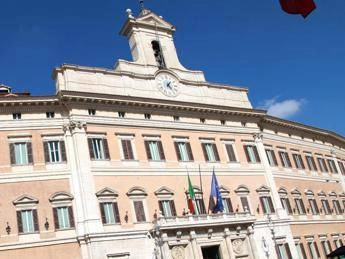 Piano riarmo europeo, Camera approva mozione maggioranza. Opposizioni attaccano: “ReArm non c’è”