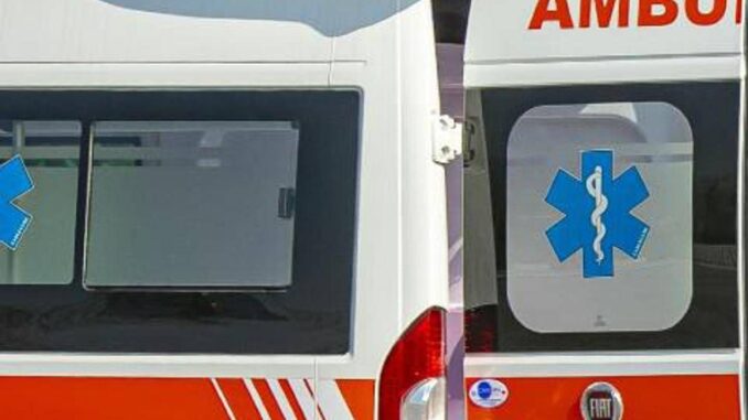 Roma, bus contro auto su via Tuscolana: morto 19enne
