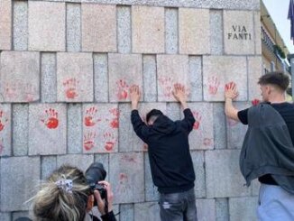 Scuola oggi cortei da Torino a Roma Soldi alla formazione non alla guerra