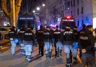 Via libera al decreto sicurezza tutele legali e bodycam per polizia. Meloni Norme sacrosante. Sit in e scontri a Roma