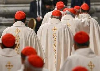 Conclave 2025 sondaggio tra vaticanisti in pole Parolin con il 38