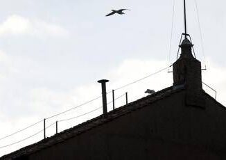 Conclave oggi al via gli occhi del mondo puntati sul comignolo della Sistina