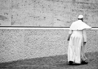 Conclave tutti i titoli del papa tra storia fede e potere